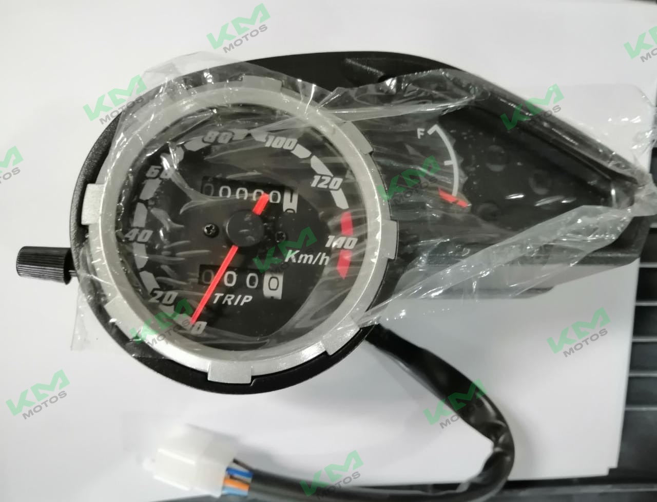 Tacómetro Velocímetro XM200Z original de la marca Universal, muestra la esfera con números y agujas en un fondo negro.