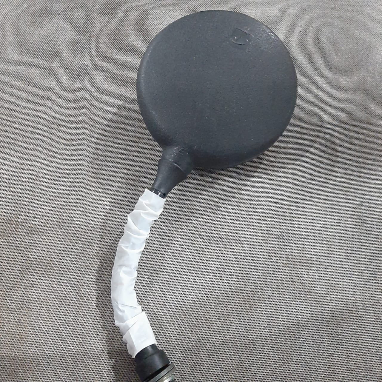 Espejo retrovisor izquierdo para RE205, 175 y RE4S de KM Motos, muestra el espejo con soporte y acabado en negro.