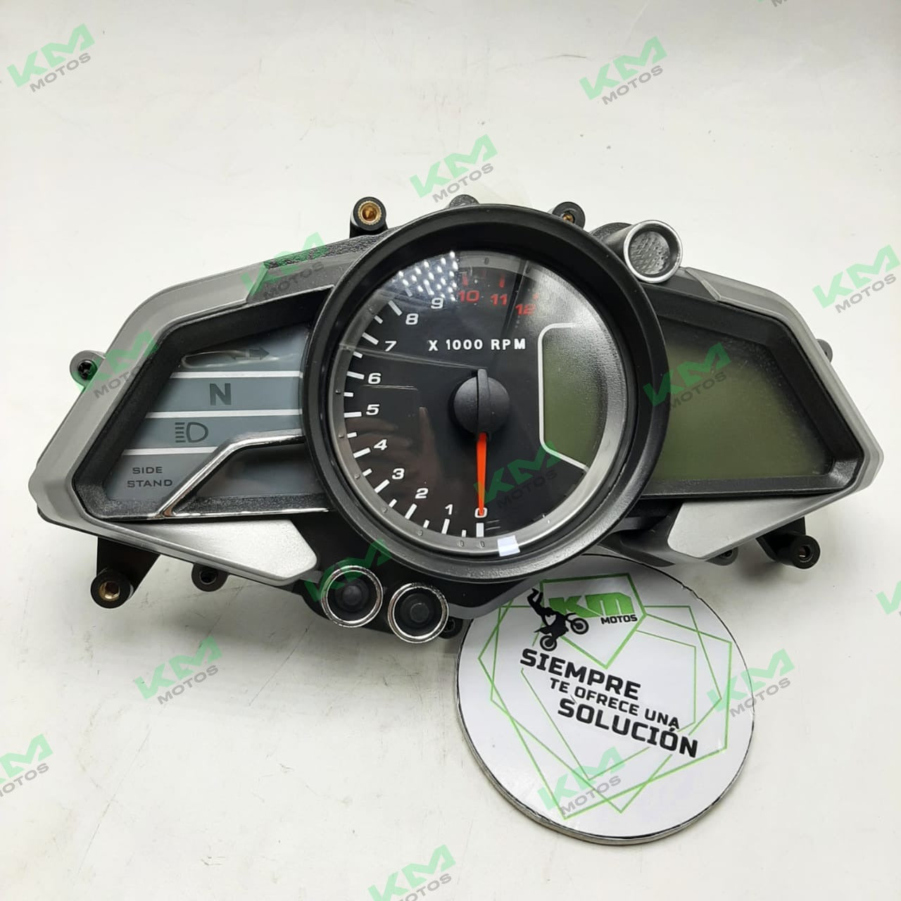 Tacómetro Universal NS200, medidor de revoluciones del motor, con pantalla digital y diseño compacto, visible en la imagen.