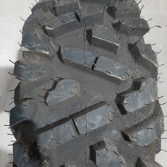 Llanta para cuatrimoto 26x9x12 KM Motos, resistente y duradera, con diseño de neumático en la imagen.