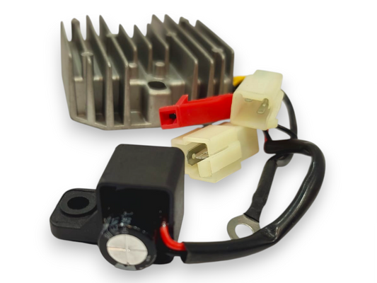Regulador de voltaje TVS100 de KMMOTOSHN, dispositivo compacto con cables conectados para protección eléctrica.