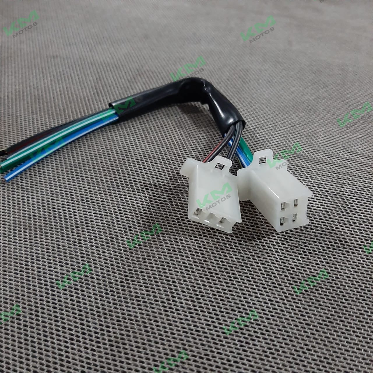 Conector CDI cuadrado de la marca Universal, mostrando su forma y detalles para conexiones eléctricas confiables.