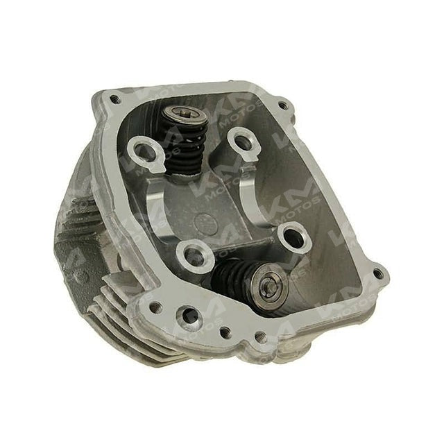 Culata completa para motor GY6-125, imagen que muestra detalles de la culata de motocicleta.