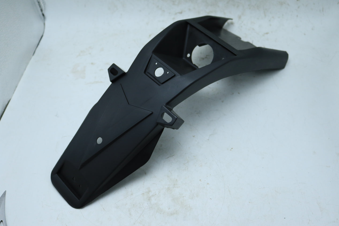 Placa de supermoto KM Motos, diseño resistente, para motocicletas de enduro y off-road, en color negro con detalles metálicos.