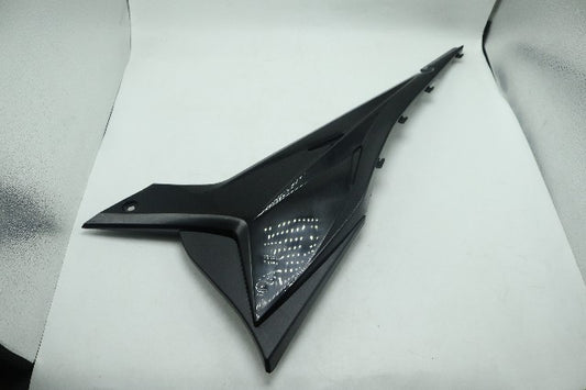 TAPADERA DE TANQUE INFERIOR NEGRO KMF250R