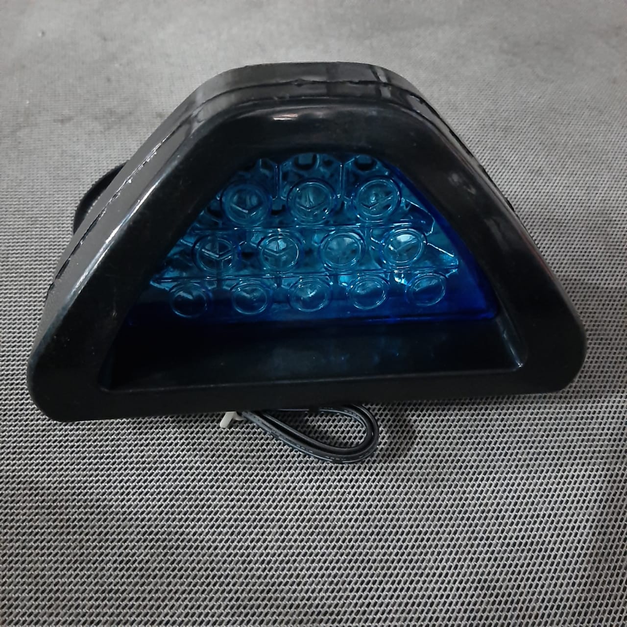 Faro de freno LED en forma de triángulo azul para Civic, marca KM Motos, con luz brillante y diseño compacto.