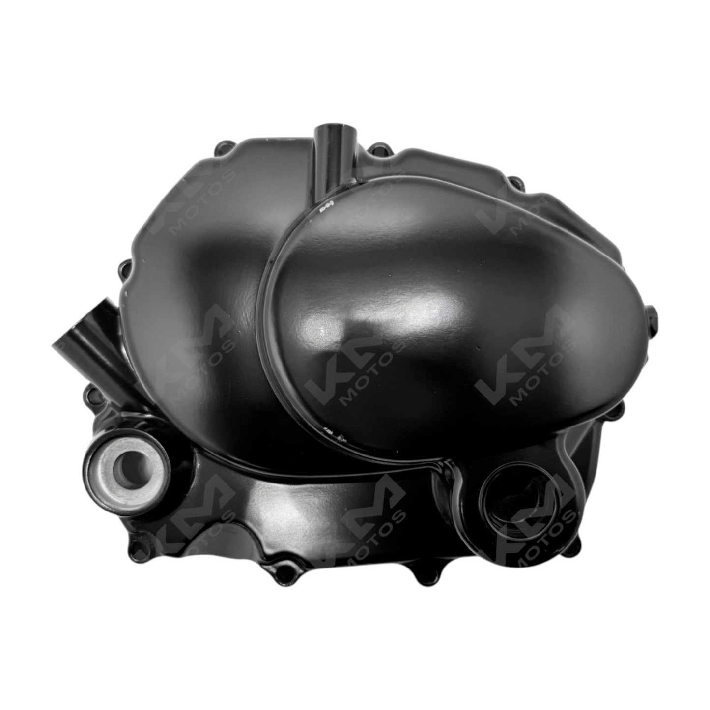 Tapa de clutch derecha negra para CG125 de la marca KMMOTOS, muestra la pieza de metal en buen estado.