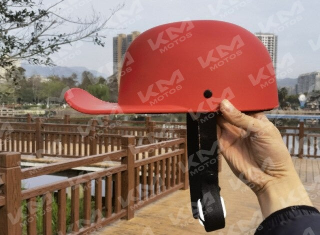Casco gorrita rojo de la marca Universal, casco de protección con estilo gorrita en color rojo, vista frontal.