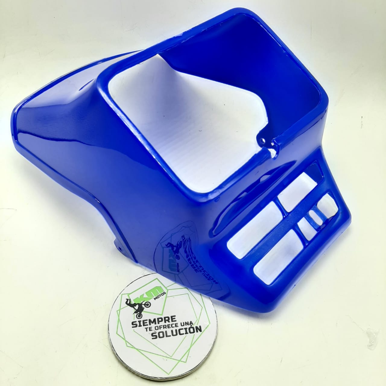 Carena azul KM Motos DT175, casco de motocicleta con diseño aerodinámico y ventilación eficiente, vista lateral.