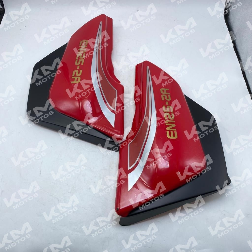 Tapadera lateral izquierda roja para EN125, marca Universal, muestra la pieza de plástico en color rojo en un fondo neutro.