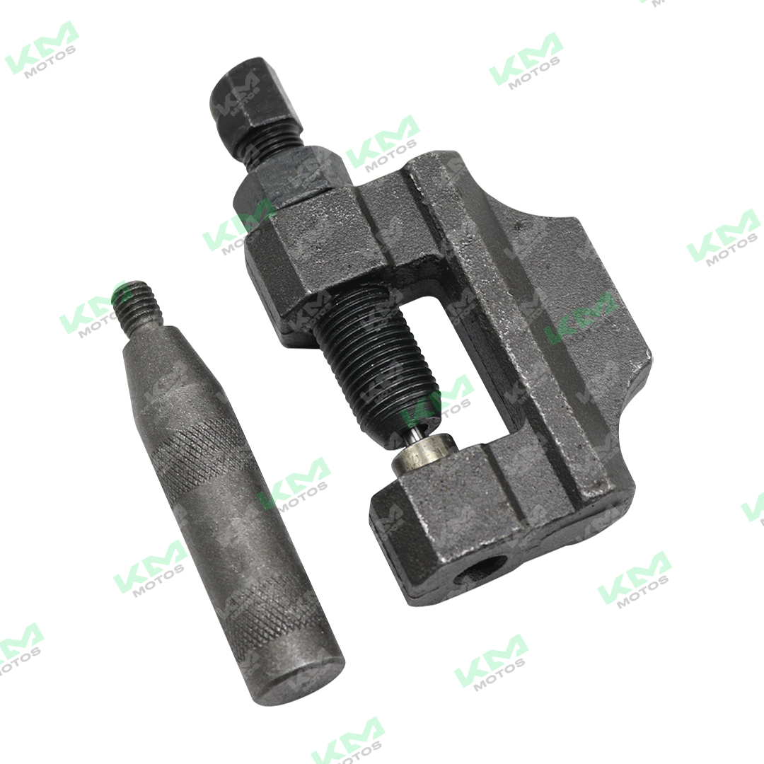 Cadena de tracción universal 428H/520H con eslabones de acero, visible en la imagen, para uso en maquinaria pesada.