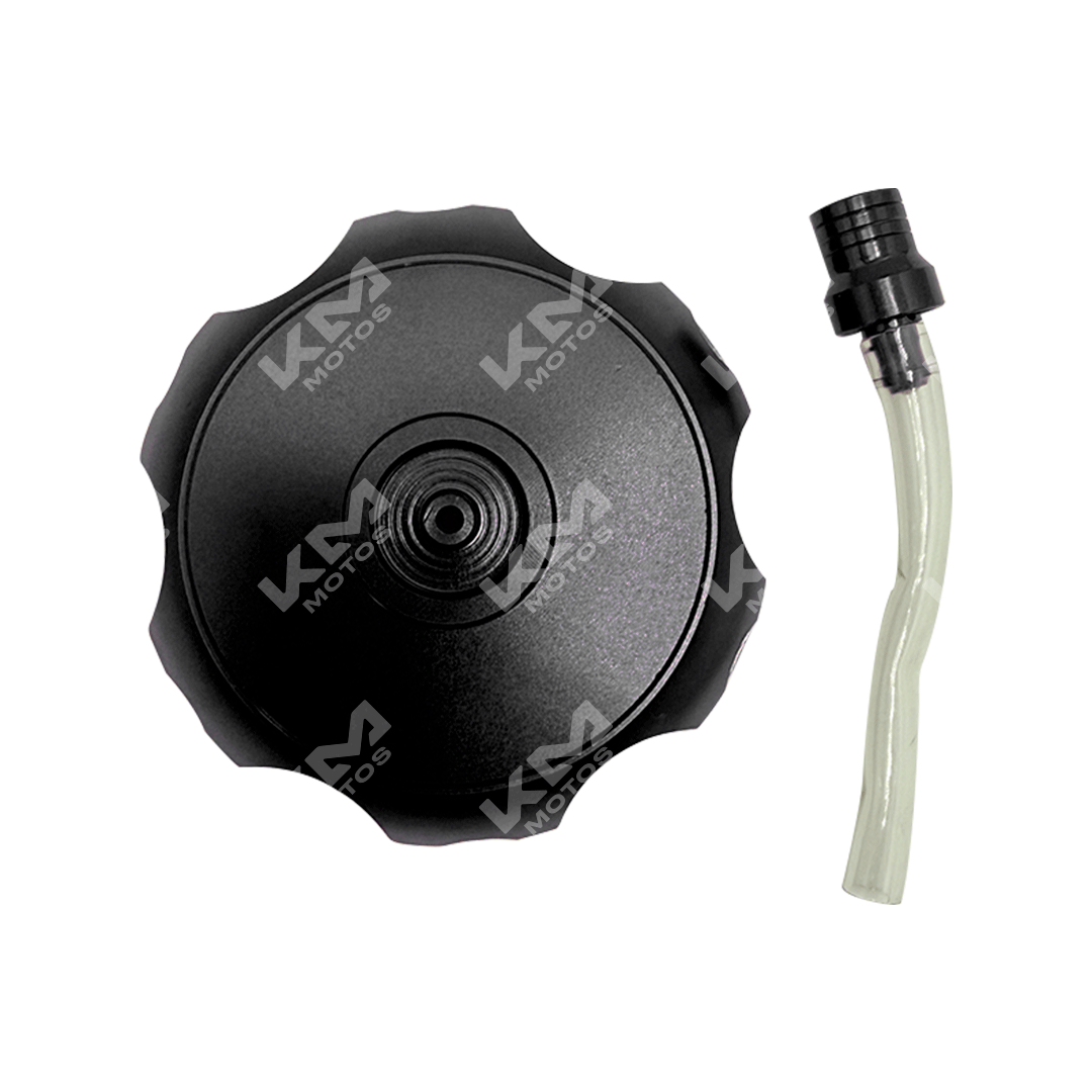 Tapon de tanque universal negro KMS con válvula de ventilación para vehículos, visible en la imagen.