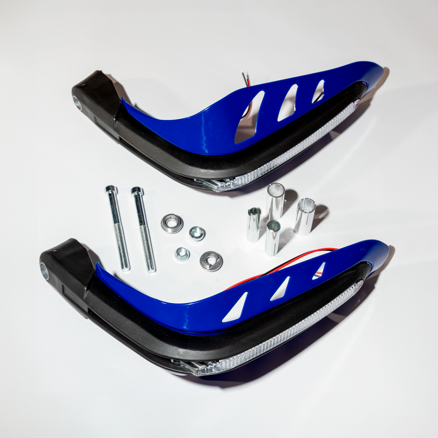Protector de puños KM Motos con luces LED azules, carena resistente para moto, visión clara y protección en conducción.