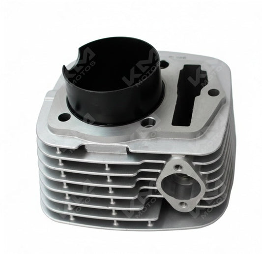 Cilindro de plata Fiera 250 de la marca KMMOTOSHN, imagen que muestra el cilindro en primer plano con detalles metálicos brillantes.