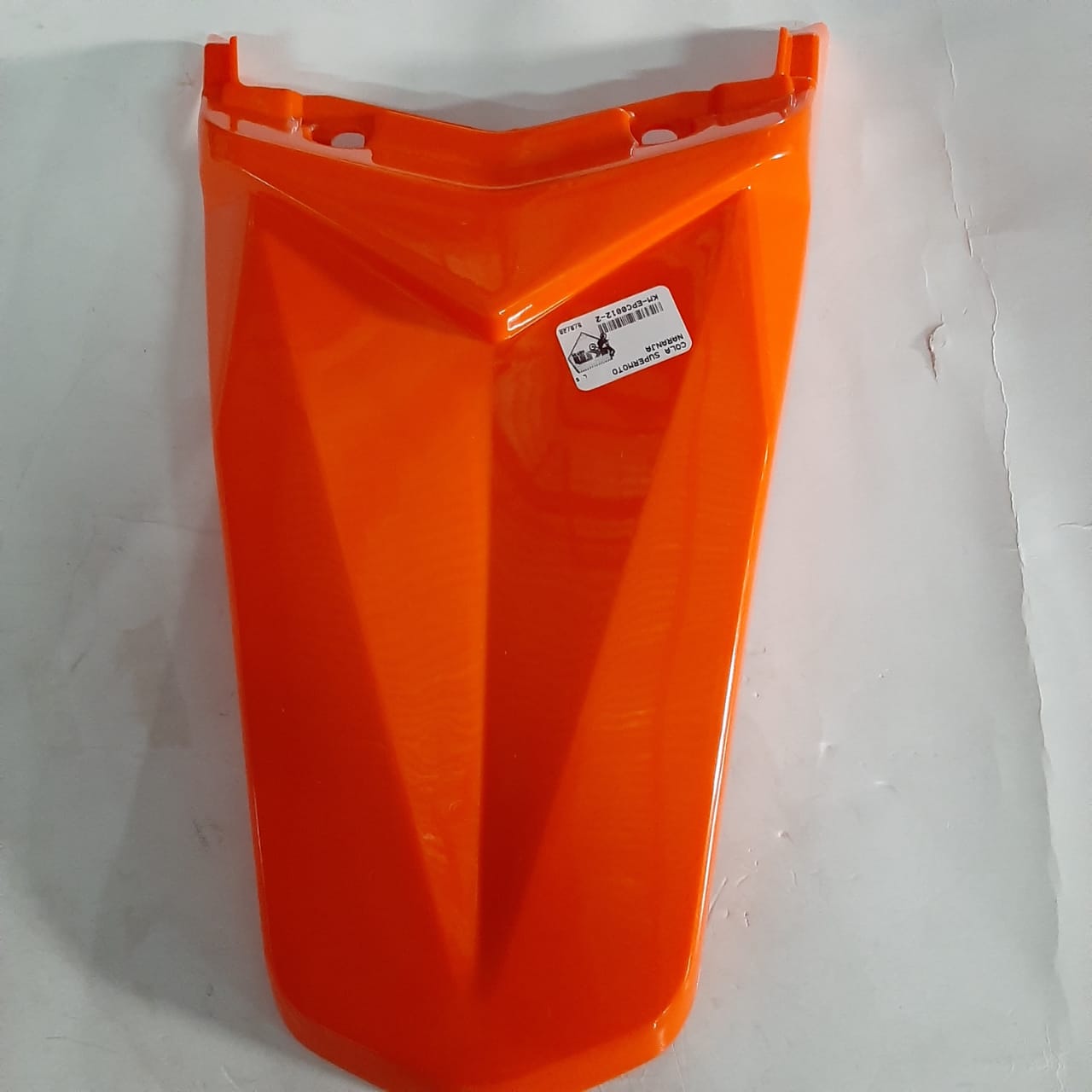 Rueda de neumático de bicicleta de montaña naranja para supermoto, marca KM Motos, con banda de rodadura y llanta visible.