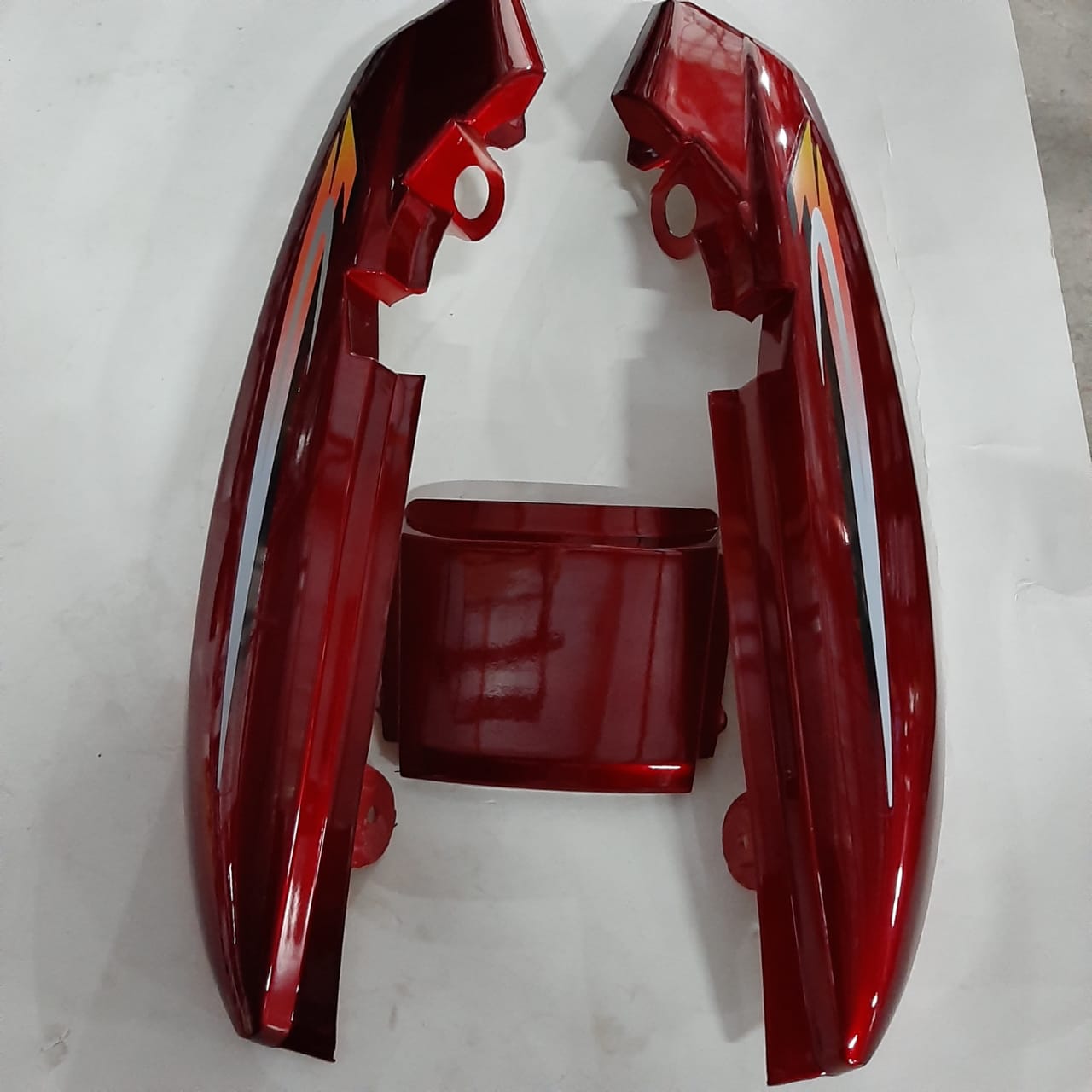 Cadena de transmisión roja KM Motos COLA HJ125-7 COMPLETA, vista completa con detalles de la estructura y color rojo brillante.