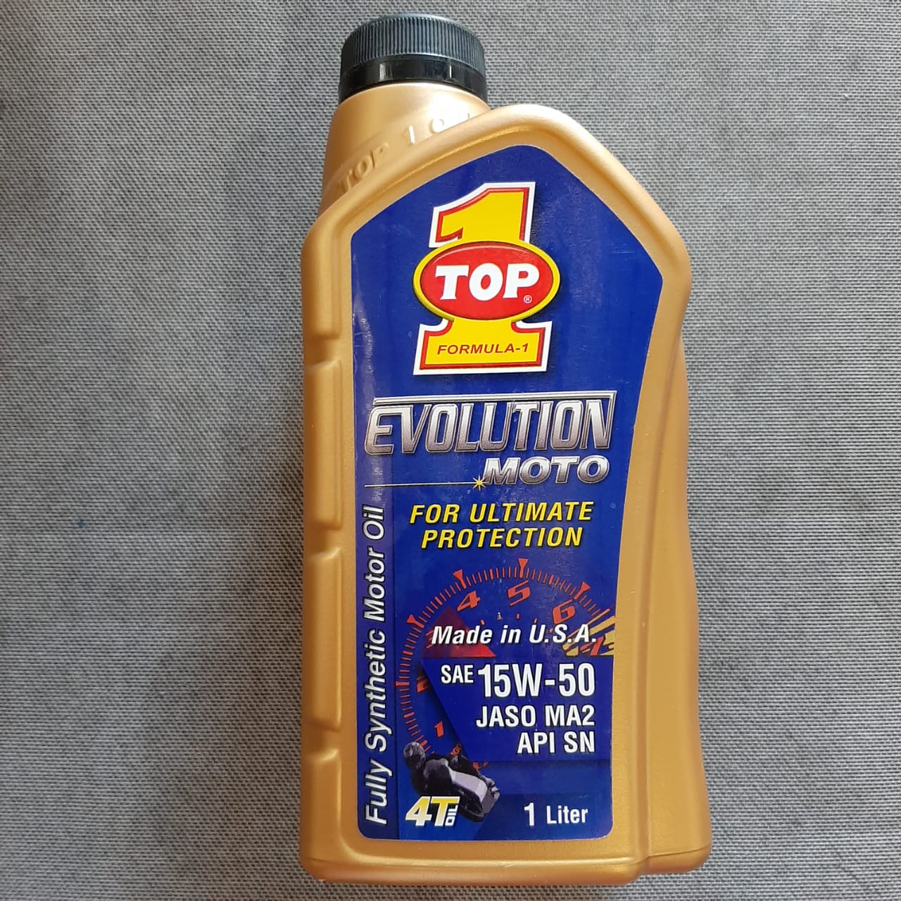 Aceite sintético KM Motos Top1 15W50 Evolution 1/4 en botella, con etiqueta y tapa visible.