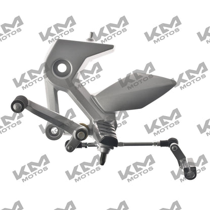 Conjunto posapies izquierdo 250Z negra para base de estribo de la marca ORIGINAL, con detalles en plástico y soporte robusto