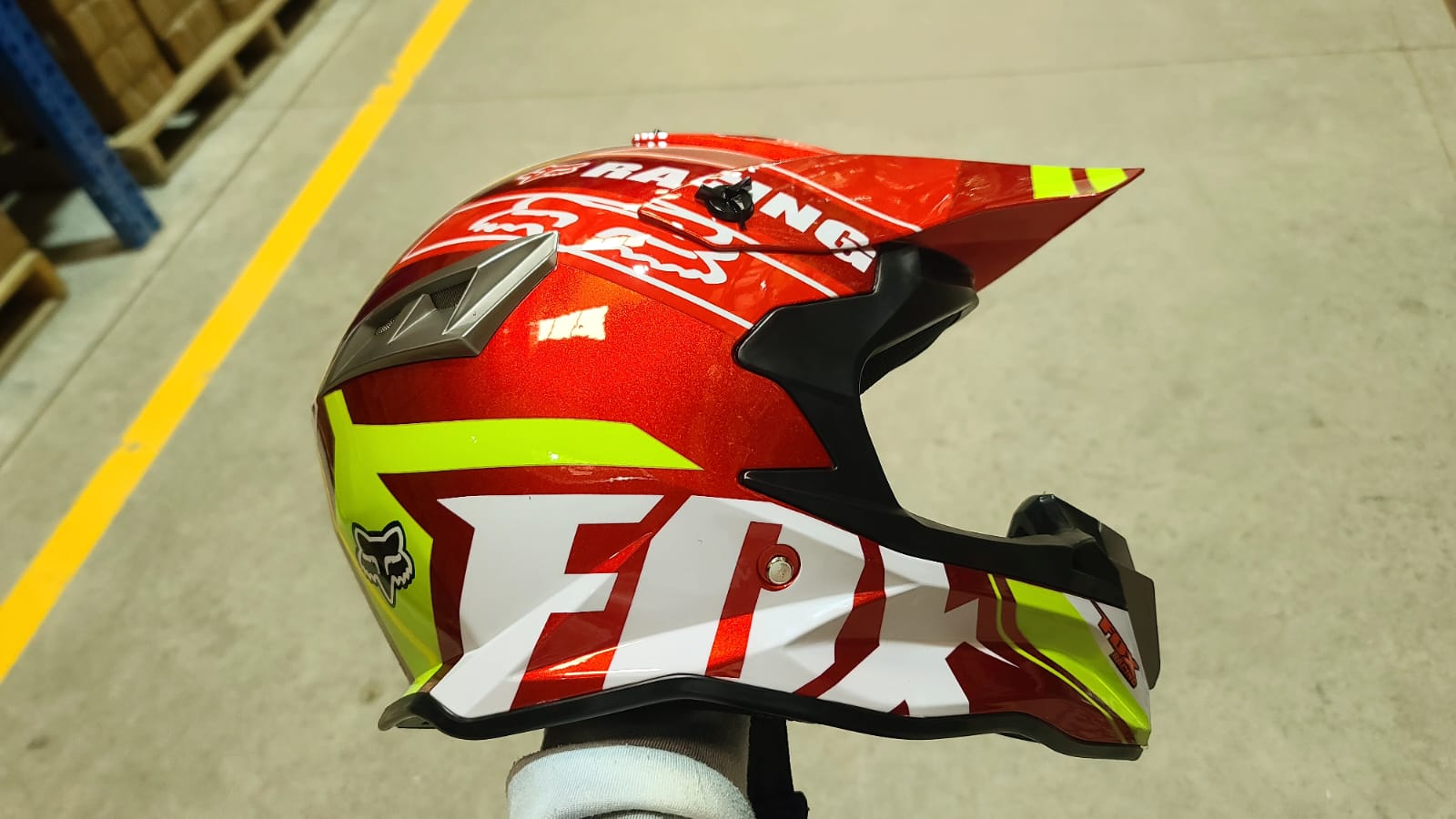 Casco de cross rojo de la marca HS2, modelo DOT WLT188 HS2 L, con diseño aerodinámico y ventilación para motocross.