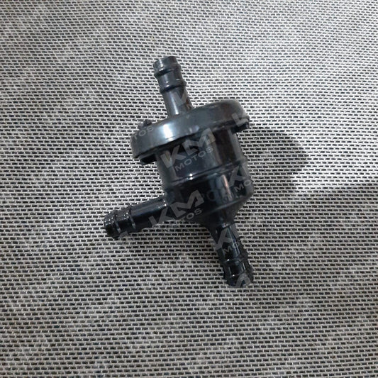 Filtro de gasolina tipo RE205 de marca universal, muestra el componente de filtro de combustible en color metálico y plástico.