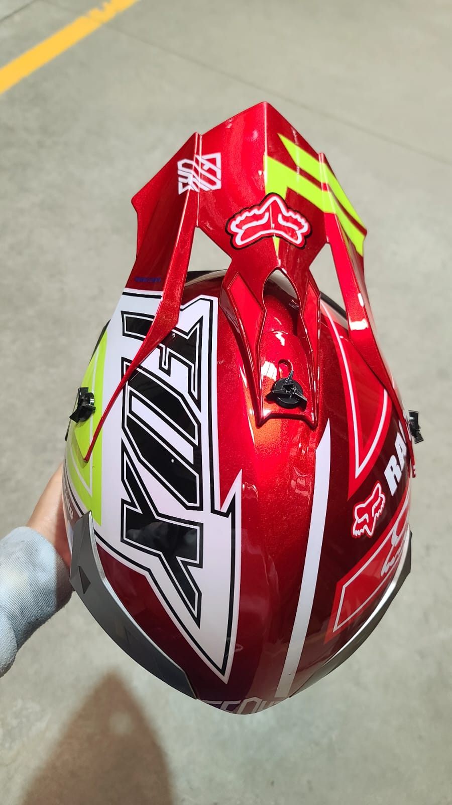 Casco de cross rojo HS2 Fox DOT de tamaño XL con diseño aerodinámico y ventilación visible en la imagen.