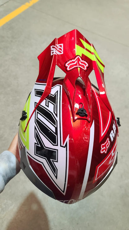 Casco de cross rojo HS2 Fox DOT de tamaño XL con diseño aerodinámico y ventilación visible en la imagen.