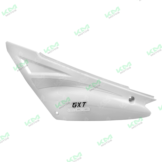 Tapadera lateral derecha blanca para GXT200 de la marca Universal, muestra la pieza en acabado blanco y diseño rectangular.