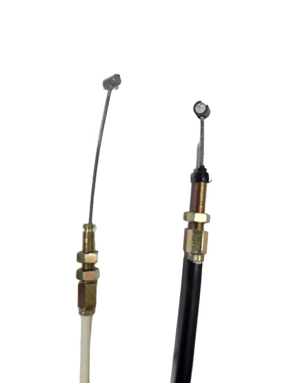 Cable de acelerador blanco para TVS, marca BAJAJ, mostrando el cable en color blanco con detalles y conectores visibles.