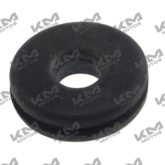 Hule de cubierta lateral para sistema de motor Italika FT125 Sport, resistente y original, en color negro.
