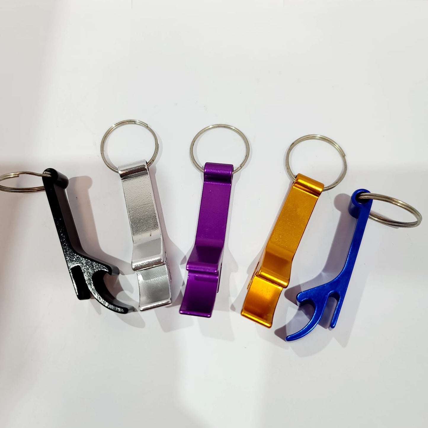 Llavero de metal Skyper con gancho destapador, accesorio compacto y resistente, ideal para llevar llaves y abrir botellas.