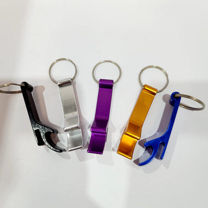 Llavero de metal Skyper con gancho destapador, accesorio compacto y resistente, ideal para llevar llaves y abrir botellas.