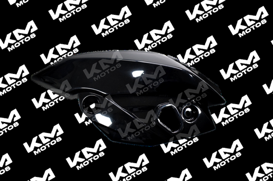 Carena de foco Suzuki Gixxer 150, parte de la mascarilla de foco, en color negro, con detalles de la marca y diseño aerodinámico.