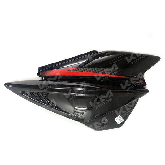 Tapadera lateral derecha negra para Pulsar 135, de la marca Universal, con diseño resistente y ajuste perfecto en la motocicleta.
