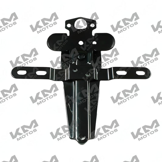 Porta placa KM Motos 150SZ de metal, con diseño resistente y duradero para motocicletas, visible en la imagen.