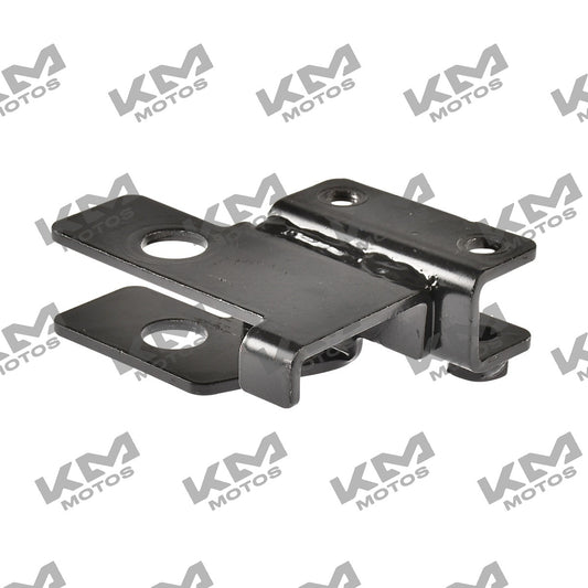 Soporte guía de salpicadera trasera izquierda para Italika 125Z, pieza original F02030492, en color negro y en buen estado.