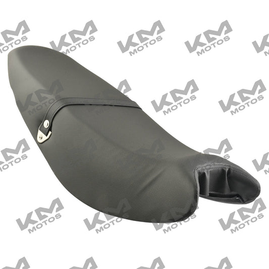 Asiento doble negro para Italika Forza 150, sistema de chasis original FT150, con detalles visibles en la imagen.