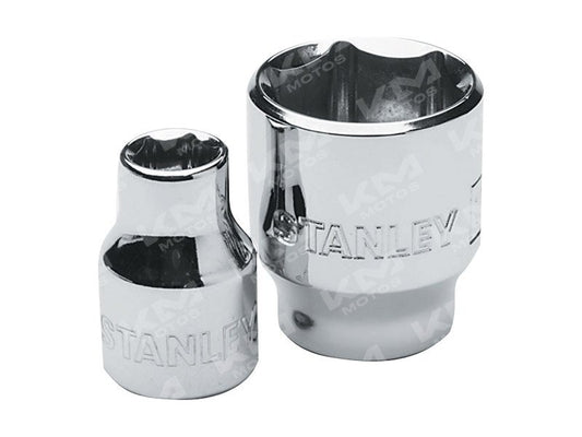 Cubo de 3/8 de pulgada de la herramienta Stanley Universal, con diseño resistente y acabado metálico brillante.
