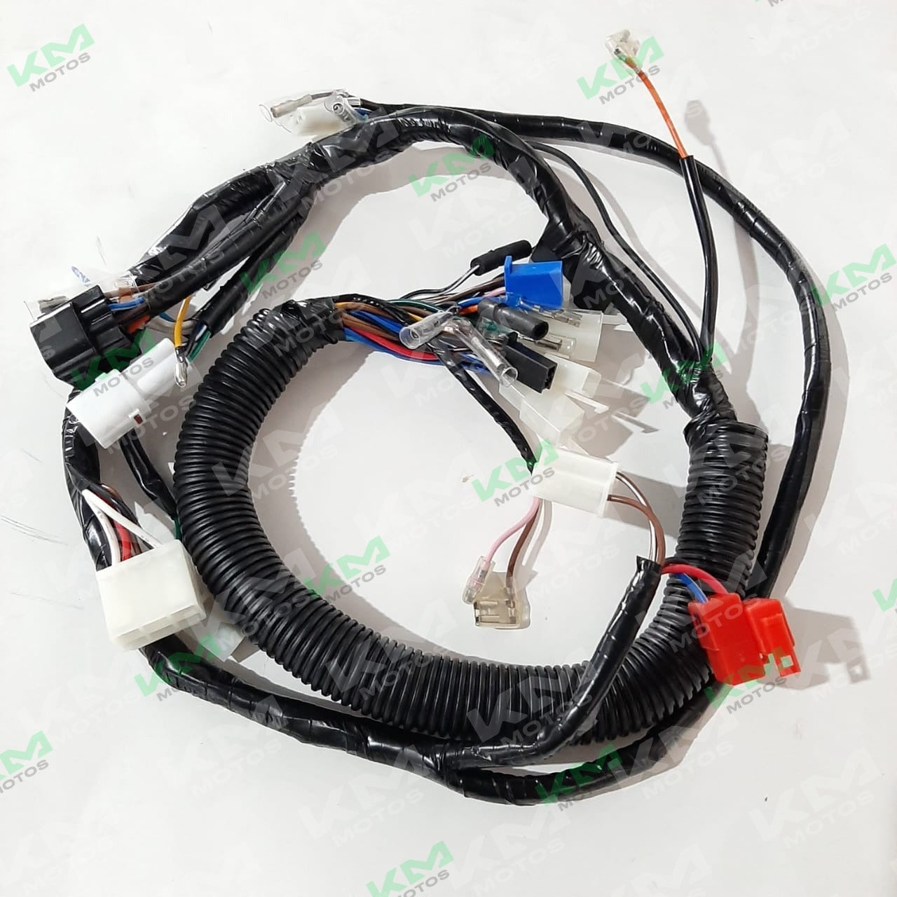 Arnés eléctrico para YBR125 de KM Motos, con cables y conexiones visibles en el arnés de motocicleta.