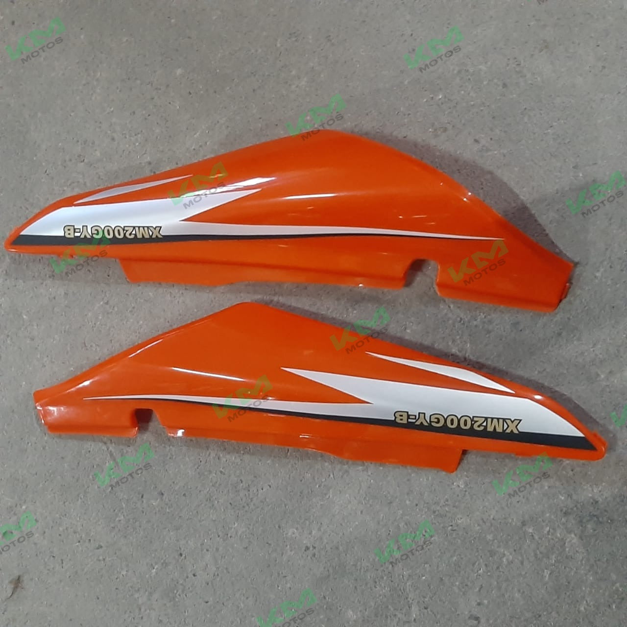 Tapadera lateral izquierda Genesis XM200, pieza de repuesto para maquinaria con diseño resistente y duradero.