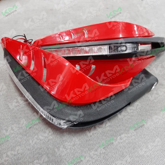 Protector de punos y luz direccional roja para mano, protección y señalización en actividades manuales.