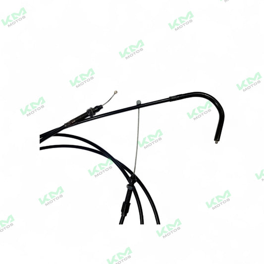 Cable de acelerador para Tvs King, muestra el cable flexible con conectores en ambos extremos sobre fondo neutro.