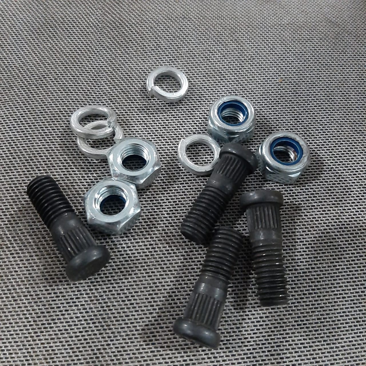 ESPARRAGOS DE AXEL DE RUEDA TRASERO (4) RE205