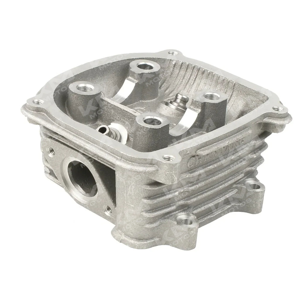 Culata completa, engranaje y balancines para motor DS150, componentes de motor en imagen con detalles mecánicos visibles