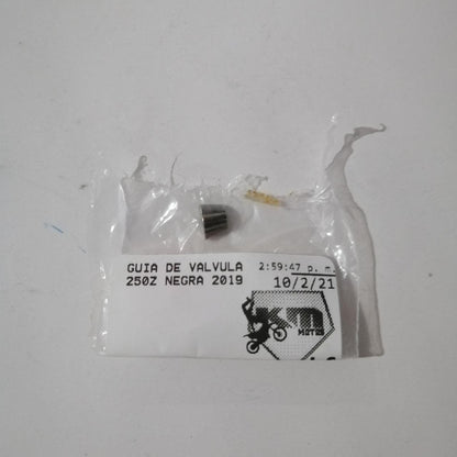 Guía de válvula 250Z de KM Motos, pieza de repuesto para motor, mostrada en la imagen con detalles de la pieza.