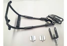 Ajustador de cadena y soporte KM Motos 150SZ, pieza metálica para mantenimiento de motocicleta, visible en la imagen.