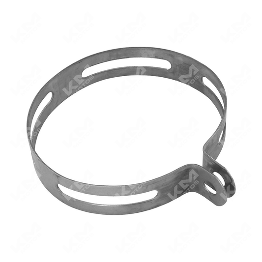 Abrazadera de escape negra para CS125, DS150, XS150 de KM Motos, ajustada en un motor de motocicleta.
