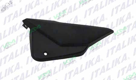 Cubierta lateral izquierda para sistema de chasis DM150 de Italika, modelo F12010107, en color negro.
