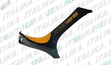 Cubierta derecha negra para sistema de chasis de la motocicleta Italika XS125, modelo F13010693, en excelente estado