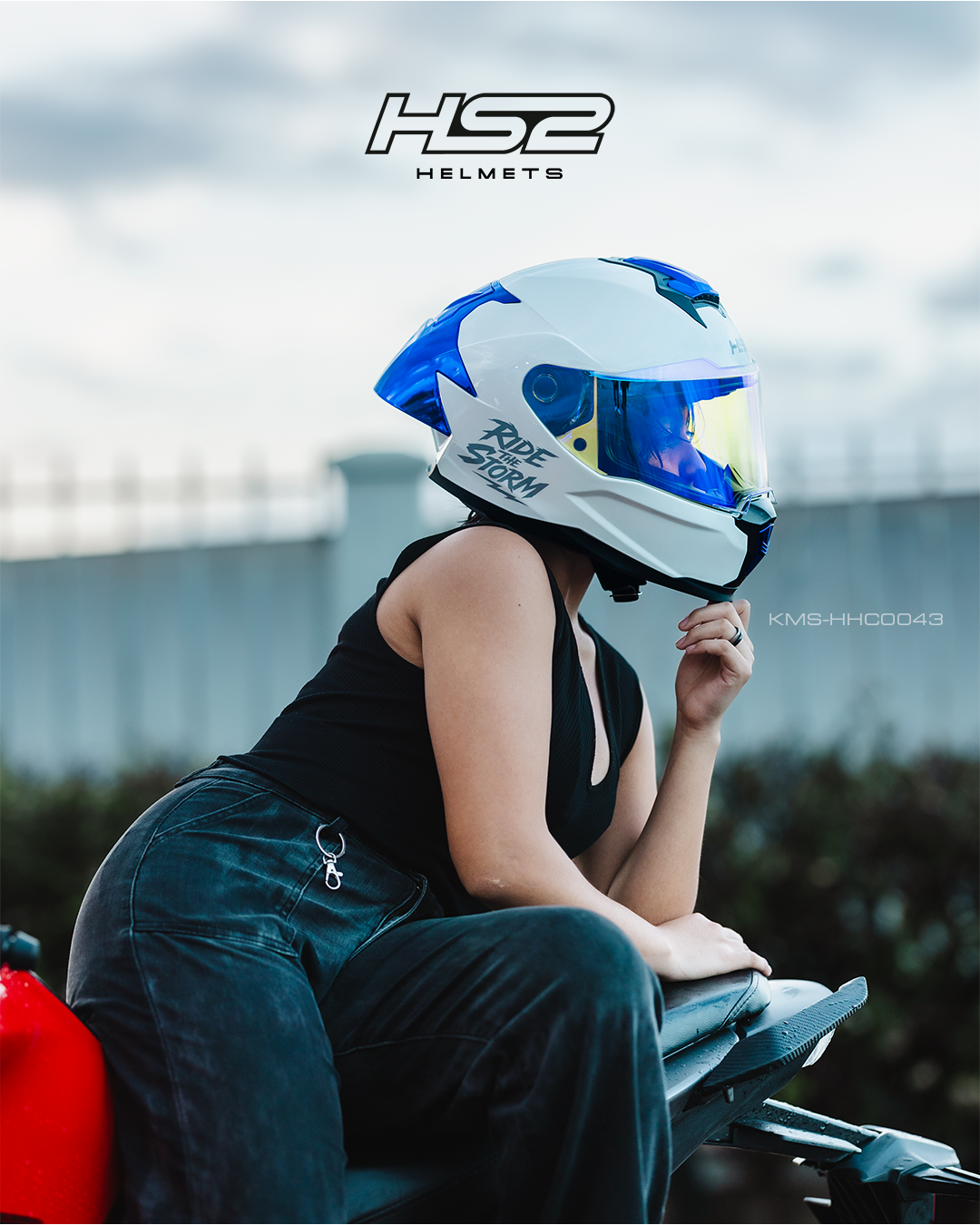 Casco integral HS2 Ride the Storm blanco con visera azul fotocromática, tamaño M, certificado ECE/DOT, vista frontal.