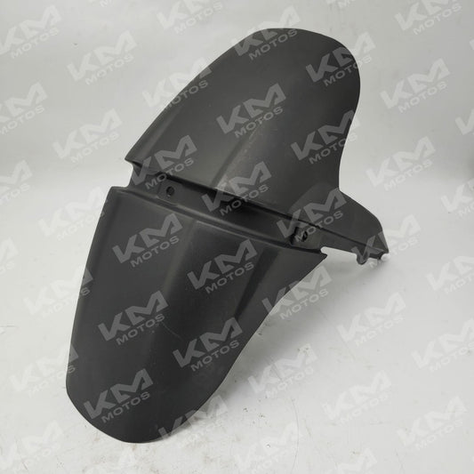 Guardafangos trasero para rueda Pulsar 135 de la marca Varroc, protección y estilo para motocicleta, vista frontal del guardafangos.